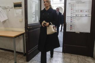 Από αρραβωνιαστικά του «μίστερ τιβί», επίδοξη σωτήρας της Ιταλίας